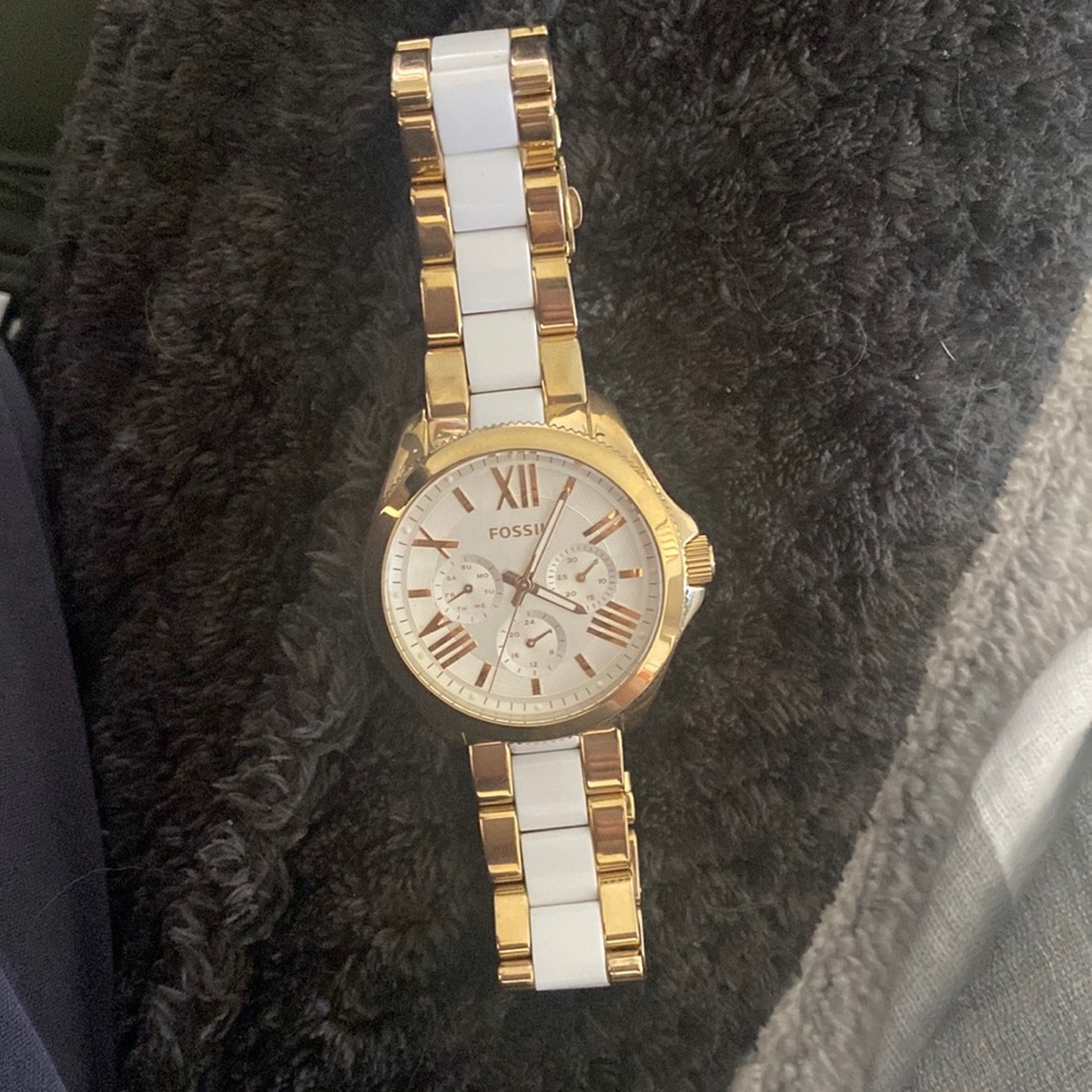 Womens fossil watch. Gold and white